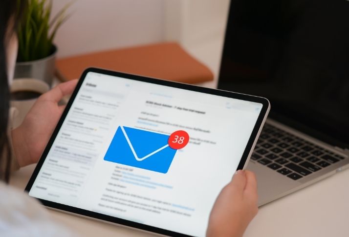 De zakelijke e-mailbox van jouw zieke werknemer bekijken, mag dat zomaar?